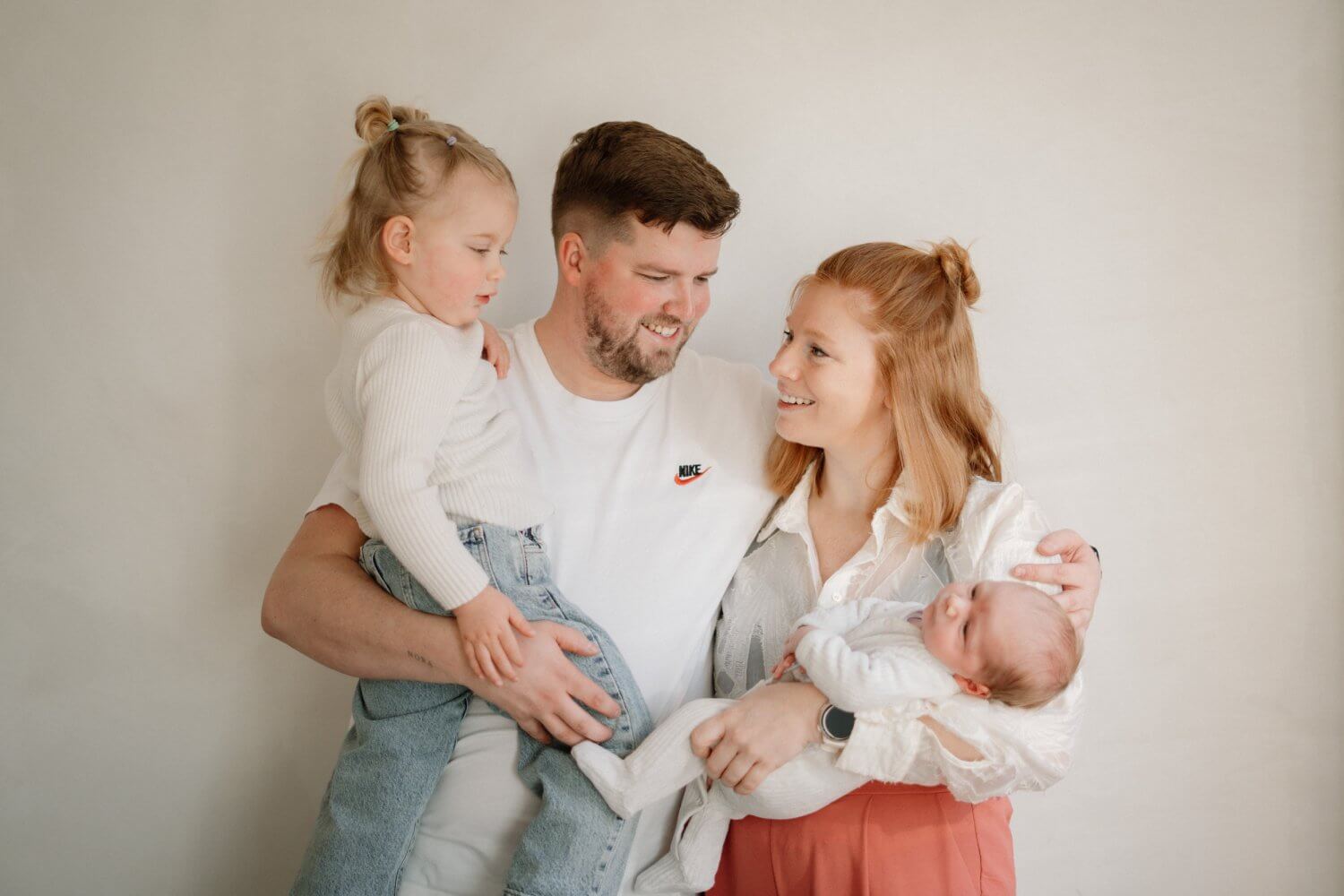 Familiefotograaf Vlaams-Brabant — jong gezin van vier met pasgeboren baby